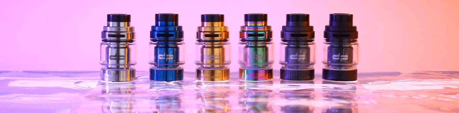 Vape-Patronen in bunten Farben auf Wasseroberfläche.